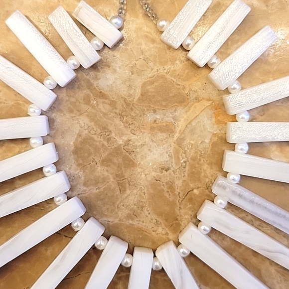GORGEOUS Statement-making White-Stoned CONTEMPORARY Necklace - Picture 3 of 9